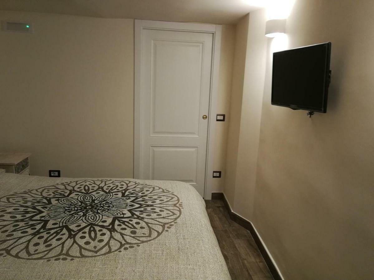Casa Di Gio - Duomo Apartment Naples Luaran gambar